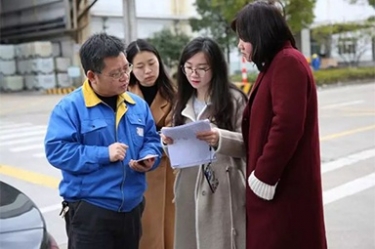 浙江省水利厅水资源管理处副调研员沈仁英携浙江日报记者等莅临德信体育调研采访