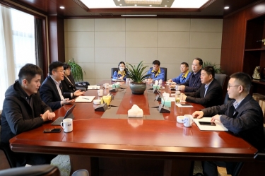 平湖市委常委、副市长戴振一行莅临德信体育调研指导