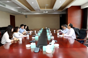 平湖市关工委主任邱其良莅临德信体育调研下一代工作