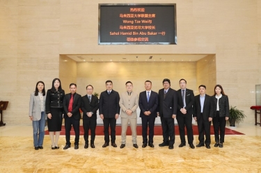 马来西亚大学联盟主席拿督斯里黄炫硕一行莅临德信体育参观交流，共建“一带一路”人才培养培训基地