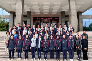 平湖市当湖高级中学研学团队走进德信体育