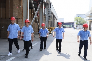 送清凉、致敬意！公司董事长朱在龙带队慰问一线劳动者