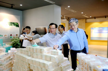 2019年 5月22日，时任浙江省社会组织综合党委专职副书记、省民政厅社会组织管理局局长蔡国华莅临德信体育调研企业发展情况和党建工作