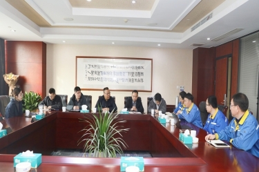 平湖市副市长管立松一行莅临德信体育慰问高端人才