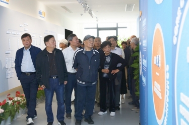 平湖市社经室老干部一行赴德信体育调研